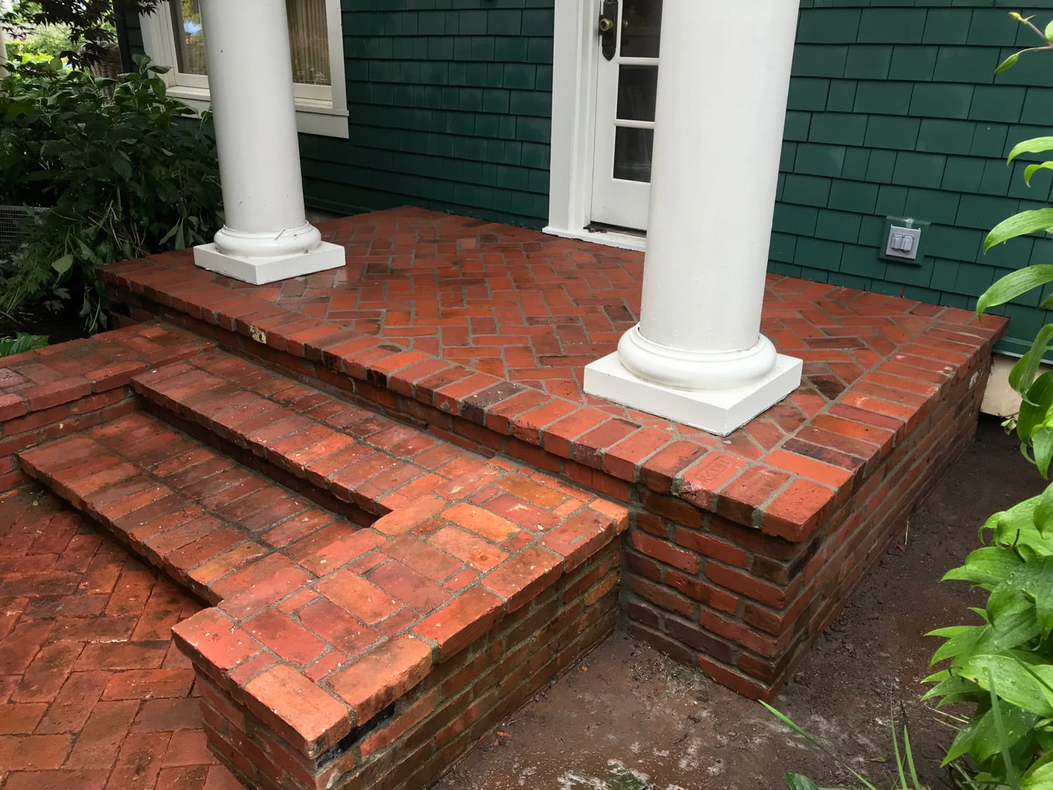 Brick layer providing masonry services in Vancouver Washington.